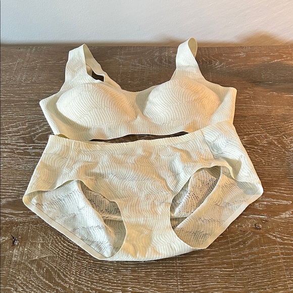 NEIWAI Elegant Cream Women's Intimate Set xs-s NWOT - Picture 1 of 5